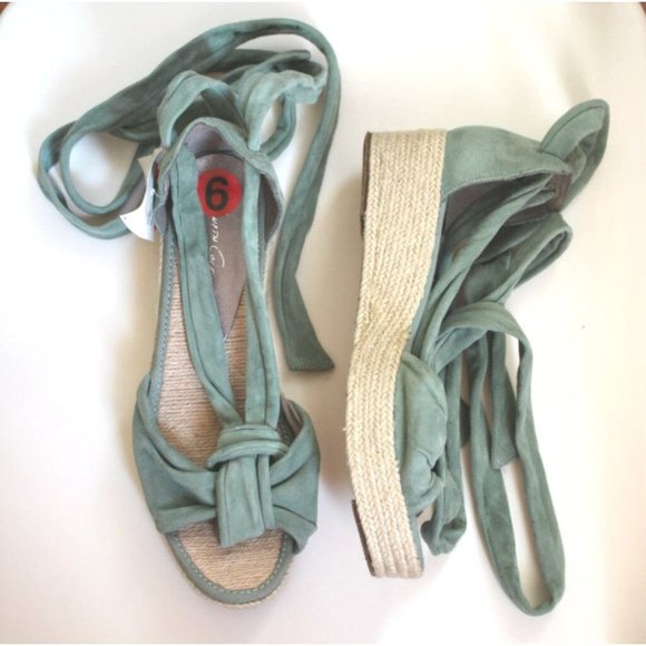 KENNETH COLE New York SUEDE Low Heel WEDGE Sandals Shoe LIGHT GREEN Suede STRAPS - Picture 1 of 1
